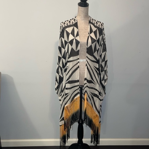 Soft Surroundings Sweaters - Soft Surroundings One Size
Kimono Cover Up Animal
Geometric Sheet Black Fringe